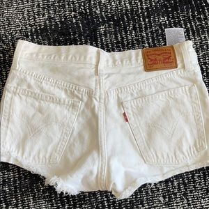 Levis women’s 501 white denim shorts size 26